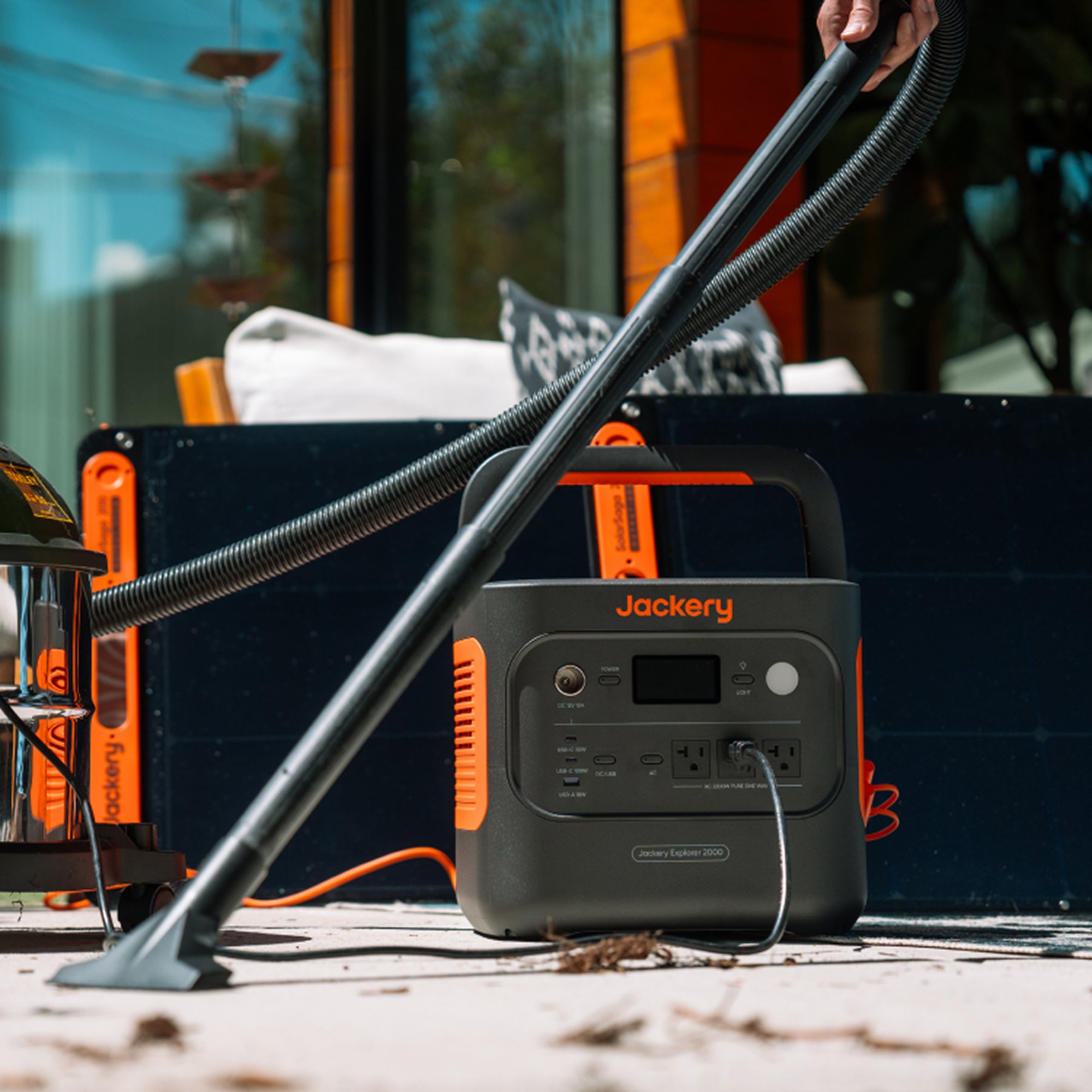 Jackery E2000V2 SolarSaga 200